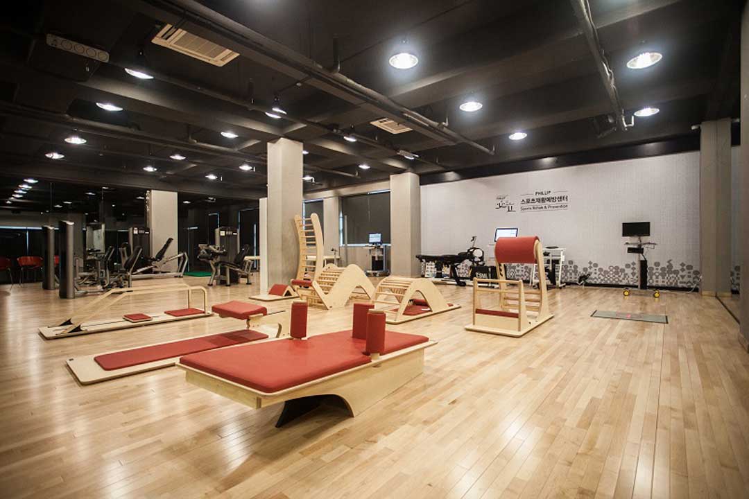 전문 장비를 갖춘 스포츠재활존